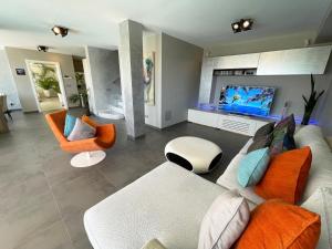 Telewizja i/lub zestaw kina domowego w obiekcie Luxury Villa Morelli with seaview & heated pool