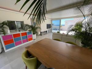 Telewizja i/lub zestaw kina domowego w obiekcie Luxury Villa Morelli with seaview & heated pool
