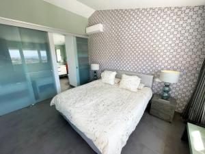 Łóżko lub łóżka w pokoju w obiekcie Luxury Villa Morelli with seaview & heated pool