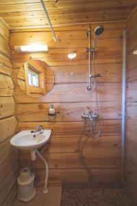 Arina Cottages tesisinde bir banyo