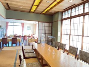 a conference room with a long table and chairs at Manazuru Marin Hotel in Manazuru