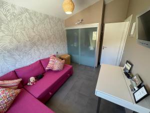 Telewizja i/lub zestaw kina domowego w obiekcie Luxury Villa Morelli with seaview & heated pool