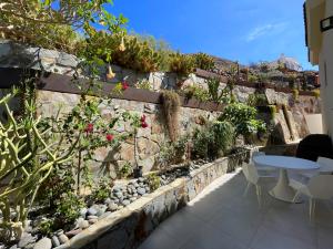 Ogród w obiekcie Luxury Villa Morelli with seaview & heated pool