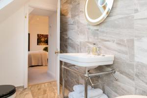 Ένα μπάνιο στο The Tower by Harrogate Serviced Apartments