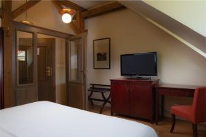 TV a/nebo společenská místnost v ubytování Charles Bridge Rooms & Suites by SIVEK HOTELS