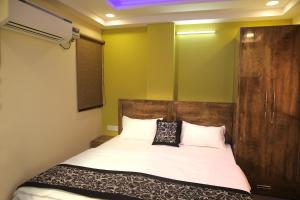 a bed in a room with green walls at CASA CENTRAL in New Delhi