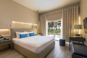Katil atau katil-katil dalam bilik di Sealine Beach, a Murwab Resort