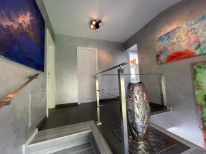Pokój z klatką schodową i dużą wazą na ścianie w obiekcie Luxury Villa Morelli with seaview & heated pool w mieście Maspalomas