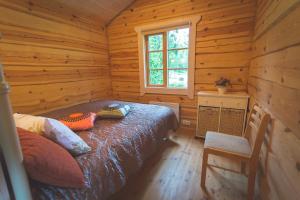 Un pat sau paturi într-o cameră la Arina Cottages