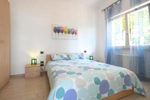 una camera da letto con un letto grande e una finestra di Da Guido - Letizia a Tignale