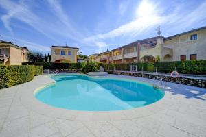 einen Pool in der Mitte eines Innenhofs in der Unterkunft Casa della Romantica in Manerba del Garda