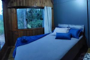 Krevet ili kreveti u jedinici u okviru objekta Cabana em meio a natureza com piscina.