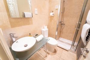 Koupelna v ubytování Brooks Guesthouse + 35 fotografií