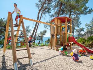 un grupo de niños jugando en un parque infantil en Valamar Sanfior Hotel & Casa, en Rabac