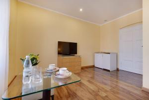 ApartHotel Katowice - Deluxe Rooms with King Beds, City Center, Free Wifi! tesisinde bir televizyon ve/veya eğlence merkezi