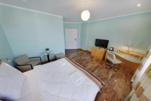 ApartHotel Katowice - Deluxe Rooms with King Beds, City Center, Free Wifi! tesisinde bir televizyon ve/veya eğlence merkezi
