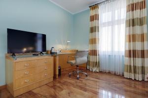 ApartHotel Katowice - Deluxe Rooms with King Beds, City Center, Free Wifi! tesisinde bir televizyon ve/veya eğlence merkezi
