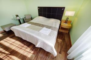 ApartHotel Katowice - Deluxe Rooms with King Beds, City Center, Free Wifi! tesisinde bir odada yatak veya yataklar