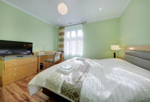 ApartHotel Katowice - Deluxe Rooms with King Beds, City Center, Free Wifi! tesisinde bir odada yatak veya yataklar