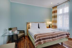ApartHotel Katowice - Deluxe Rooms with King Beds, City Center, Free Wifi! tesisinde bir odada yatak veya yataklar