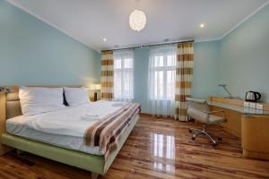 Aparthotel Katowice tesisinde bir odada yatak veya yataklar