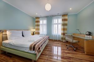 ApartHotel Katowice - Deluxe Rooms with King Beds, City Center, Free Wifi! tesisinde bir odada yatak veya yataklar