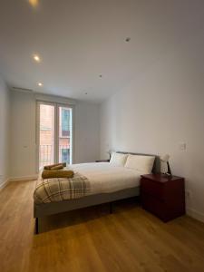 Un pat sau paturi într-o cameră la Sol Apartamento Madrid Centro