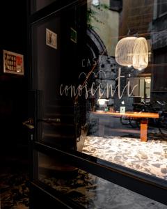 a store window with a sign that reads carolinavant at Casa Conoscenti Suites in Bologna