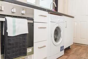 een wasruimte met een wasmachine en droger bij Hanley Park House in Stoke on Trent