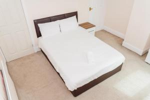 A bed or beds in a room at Hanley Park House
