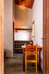 a dining room with a table and a piano at Refugio no meio da natureza no Vale do Capao-BA in Vale do Capao