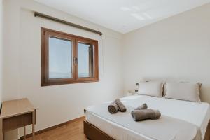 Кровать или кровати в номере AIORA villas