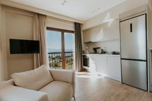 Кухня или мини-кухня в AIORA villas
