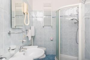 ein Bad mit einem WC, einem Waschbecken und einer Dusche in der Unterkunft Hotel Parini in Bellaria-Igea Marina