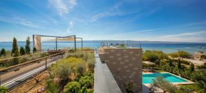 una casa con vista sull'oceano di Luxury beachfront VILLA FLORES heated outdoor, indoor pool, whirlpool, sauna a Duće