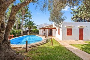 een villa met een zwembad voor een huis bij Villa Sa Palmera in Cala d´Or