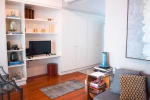 ein Wohnzimmer mit einem Sofa und einem TV in der Unterkunft Lisbon Bairro Alto Apartments Free Parking in Lissabon