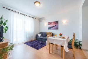 sala de estar con mesa y sofá en Apartment Lena, en Dubrovnik