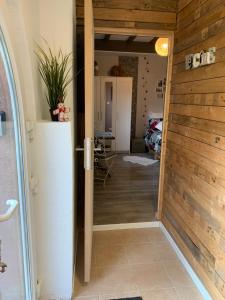 a hallway with a door leading into a room at Le nid de cigognes in Menchhoffen