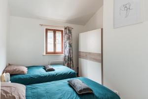 een slaapkamer met 2 bedden en een raam bij Les Templiers - maison avec cour à 20 m du port - Le Tréport in Le Tréport