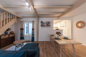 a living room with a table and a blue couch at Les Templiers - maison avec cour à 20 m du port - Le Tréport in Le Tréport +7 photos