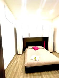Un dormitorio con una cama con una toalla rosa. en HOLIDAY HOME ROMA LacasadiValentina en Roma