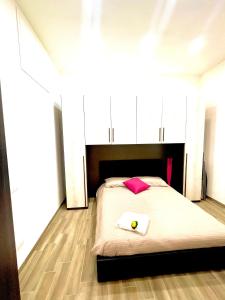 A bed or beds in a room at HOLIDAY HOME ROMA LacasadiValentina