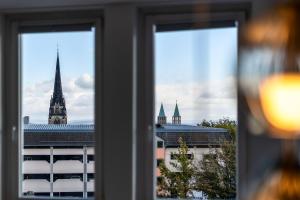 una ventana con vistas a un edificio en Himmelsstürmer Apartments by Stay Awesome en Kassel