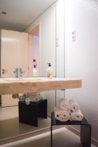 ein Badezimmer mit einer Theke mit einem Waschbecken und einem Spiegel in der Unterkunft Lisbon Bairro Alto Apartments Free Parking in Lissabon
