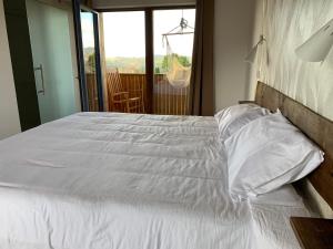 A bed or beds in a room at Rectoral de Boente