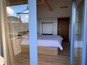 A bed or beds in a room at Rectoral de Boente