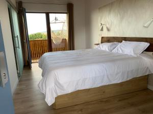 A bed or beds in a room at Rectoral de Boente