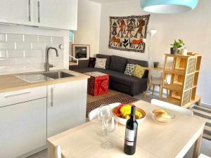 A kitchen or kitchenette at MonKeys Apartments Los Viajantes