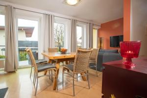 ein Wohnzimmer mit Tisch und Stühlen und einer Couch in der Unterkunft Zillertal Appartements in Fügen